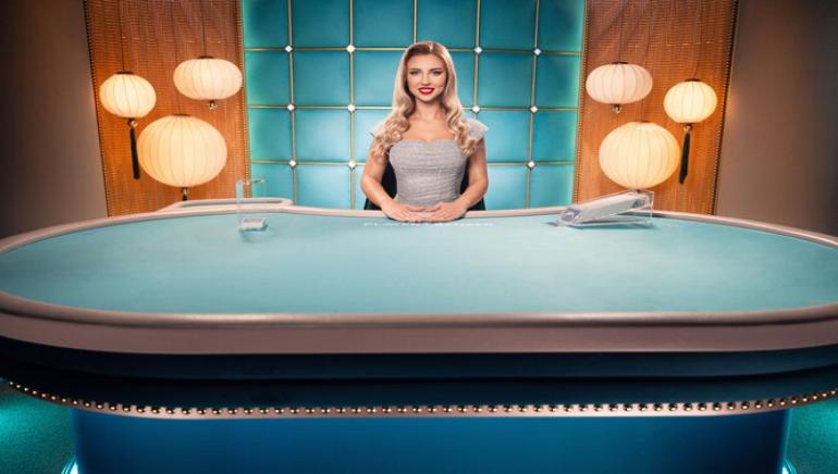 الموزع المباشر في لعبة Privé Lounge Baccarat